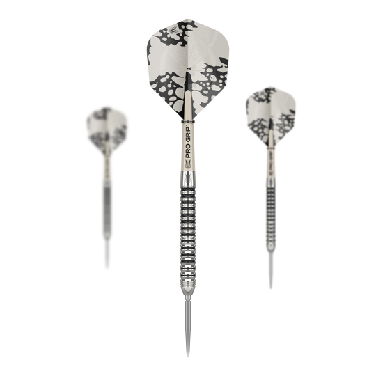 Ocelové šipky Target EXO SP01 Swiss Point Das Bild zeigt die Target EXO SP01 Swiss Point Steeldarts mit schwarz-silbernem Design. Drei Darts mit strukturierten Griffen und auffälligen Flights sind zu sehen.