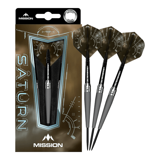 Ocelové šipky Mission Saturn Titan Das Bild zeigt das Produkt "Mission Saturn Titan Steeldarts" in seiner Verpackung. Neben der Verpackung sind drei Steeldarts mit dunklen Flights zu sehen.