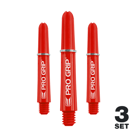 Target Pro Grip Shafts – 3 sady – červená Das Bild zeigt drei rote Pro Grip Dart-Schäfte, die nebeneinander stehen. In der rechten unteren Ecke steht "3 Set".