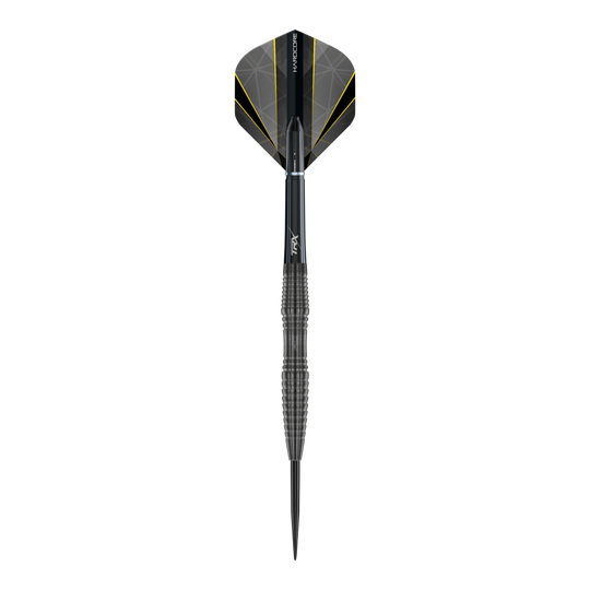 Das Bild zeigt einen einzelnen Steeldart namens "Red Dragon Seren 3 Onyx". Der Dart ist hauptsächlich schwarz mit einem auffälligen Design und gelben Akzenten auf den Flights.