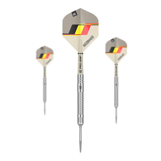 Ocelové šipky Target Dimitri Van Den Bergh GEN2 Swiss Point Das Bild zeigt drei Steeldarts des Modells "Target Dimitri Van Den Bergh GEN2 Swiss Point". Die Darts haben silberne Spitzen und Schäfte sowie Flights mit einem schwarz-gelb-roten Design.