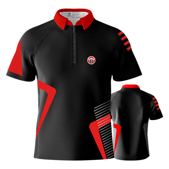Košile Bulls Team Dart - červená Das Bild zeigt ein schwarzes Dartshirt mit roten und weißen Akzenten. Das Shirt hat einen roten Kragen und das Bulls-Logo auf der Vorderseite.