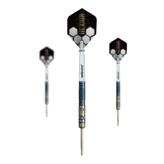 Auf dem Bild ist ein Set der Unicorn Hexium Style 02 Blue & Gold Steeldarts abgebildet. Das Set enthält Steeldarts in eleganten Farben.