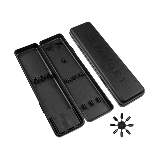 Target_Plastikboxf23GfQf010hUT Das Bild zeigt ein schwarzes, geöffnetes Etui für Darts mit dem Schriftzug "TARGET" auf dem Deckel. Daneben liegt ein kleines, sternförmiges Zubehörteil für Dartspitzen.