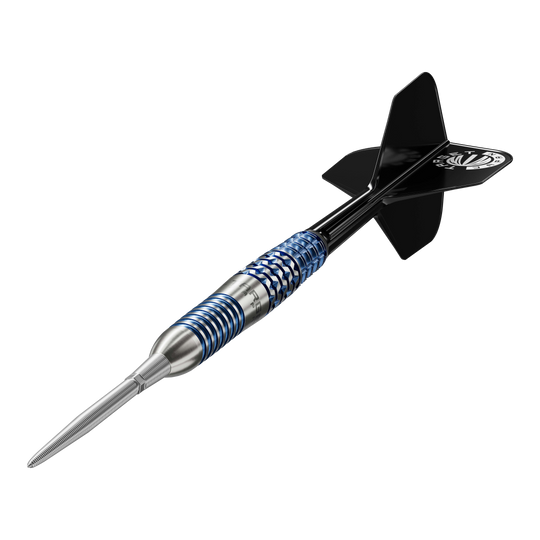 Das Bild zeigt einen Target Japan Toru Suzuki Sereno GEN2 Swiss Point Steeldart. Der Dartpfeil hat ein silbernes und blaues Griffstück sowie schwarze Flights.