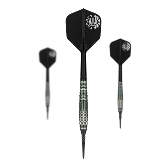 Měkké šipky Target Japan Akito Yamagata Scream GEN1 - 19g Das Bild zeigt drei Softdarts mit schwarzem Flight und silbernem Griffbereich. Auf dem mittleren Dart steht "TARGET JAPAN" geschrieben.