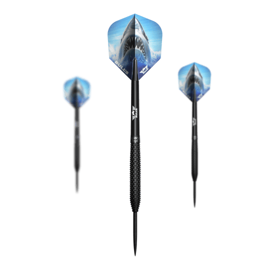 Šipky Bulls NL Shark Pro černé ocelové Das Bild zeigt drei schwarze Steeldarts mit dem Namen "Bulls NL Shark Pro Black Steeldarts". Die Flights der Darts sind mit dem Bild eines offenen Haifischmauls bedruckt.