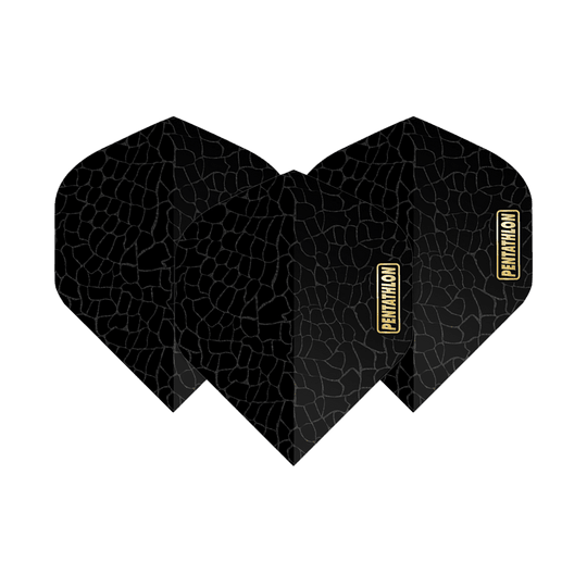 Váhy pro pětibojové lety RT Das Bild zeigt die "Pentathlon RT Scales No2 Standard Flights" für Darts. Die Flights sind schwarz mit einem dezenten Schuppenmuster und haben ein goldfarbenes Pentathlon-Logo.
