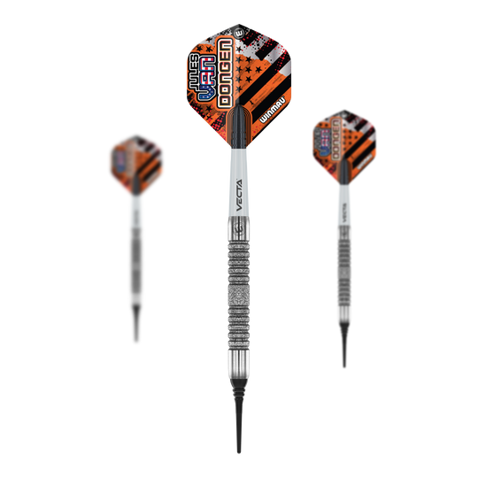 Winmau Jules Van Dongen měkké šipky - 20g Das Bild zeigt drei Winmau Jules Van Dongen Softdarts mit einem Gewicht von 20g. Die Darts haben auffällige, orange-schwarze Flights und eine silberne, geriffelte Griffzone.