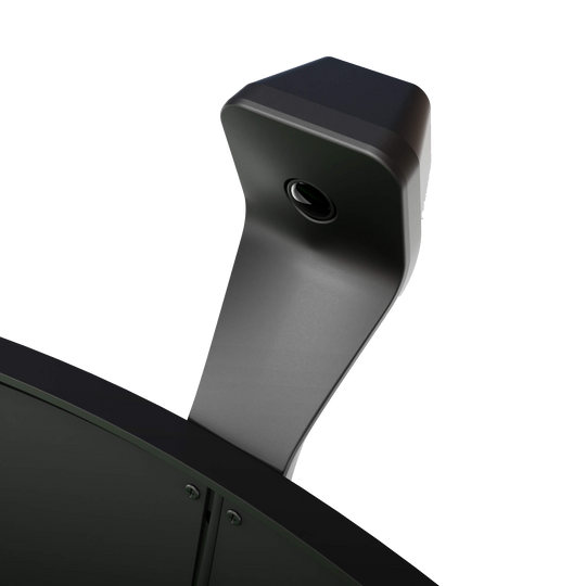 Das Bild zeigt das Scolia Home 2 Electronic Score System, das an einem Dartboard montiert ist. Es handelt sich um ein elektronisches Gerät mit einer Kamera zur automatischen Punkteerfassung.