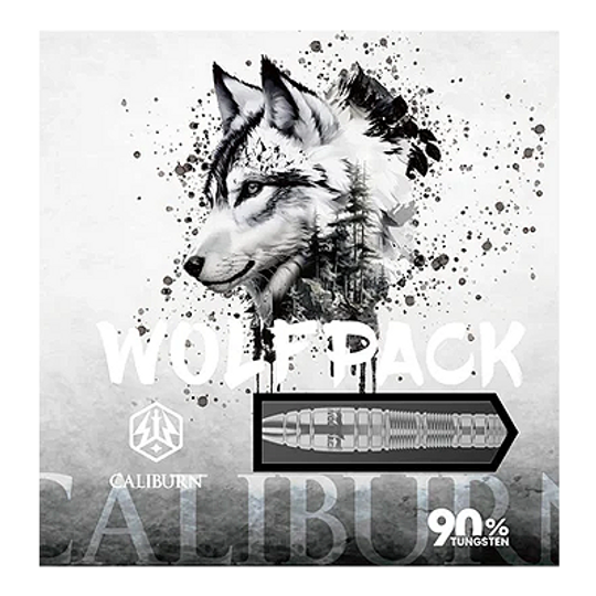 Ocelové šipky Caliburn Wolfpack W2 - 22g Das Bild zeigt die Verpackung der Caliburn Wolfpack W2 Steeldarts – 22g mit einer stilisierten Zeichnung eines Wolfes. Auf der Verpackung steht außerdem "90% Tungsten".