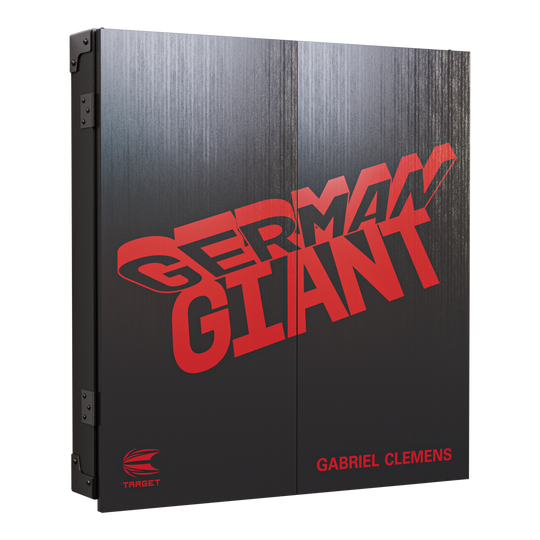 Das Bild zeigt das "Target Gabriel Clemens Kabinet Dartboard Set" mit einem schwarzen Gehäuse. Auf der Vorderseite steht in großen roten Buchstaben "German Giant" und unten der Name "Gabriel Clemens".