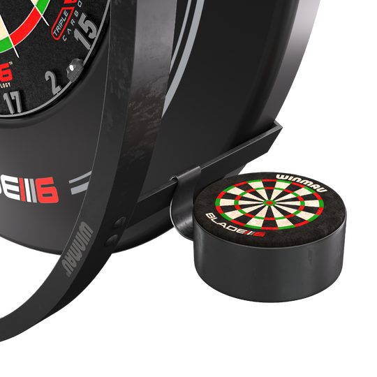 Sada příslušenství Winmau Plasma Das Bild zeigt das Winmau Plasma Zubehör Set für Dartscheiben. Zu sehen sind Teile des Zubehörs sowie ein Element mit einem aufgedruckten Dartboard-Design.
