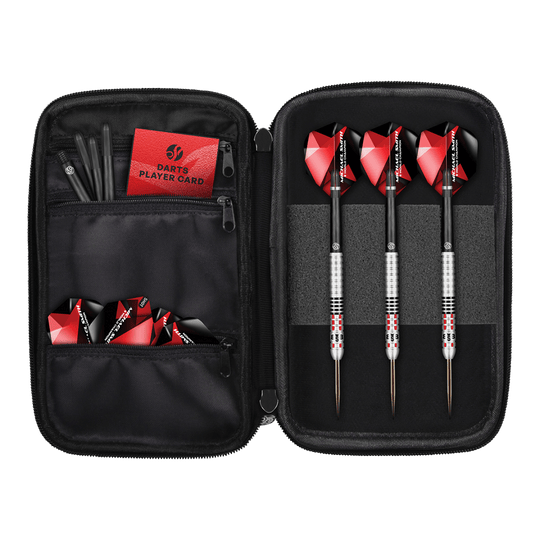 Pouzdro na šipky Shot Michael Smith World Champion - Victory Das Bild zeigt das Produkt "Shot Michael Smith World Champion Pocket Dartcase - Victory". Im Etui befinden sich drei Darts, Ersatzteile und eine Darts-Spielerkarte, alles ordentlich verstaut.