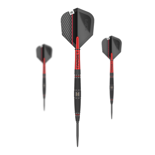Ocelové šipky Target Scope 04 Swiss Point Auf dem Bild sind drei Steeldarts des Modells "Target Scope 04 Swiss Point" zu sehen. Die Darts haben ein modernes Design in Schwarz und Rot mit auffälligen Details.