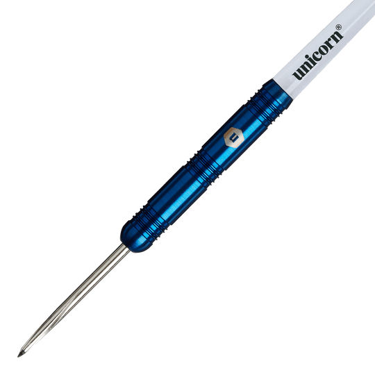 Paralelní ocelové šipky Unicorn Prodigy 01 Auf dem Bild ist ein Steeldart der Marke „Unicorn Prodigy 01 Parallel“ zu sehen. Der Dart hat einen blauen Metallkörper und einen weißen Schaft mit dem Schriftzug „unicorn“.