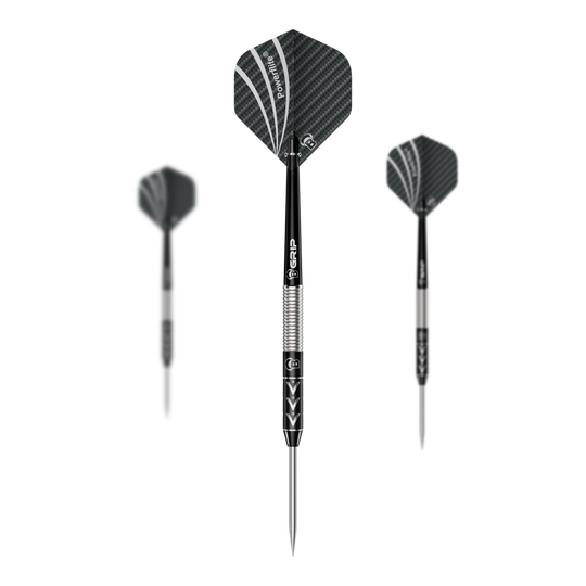 Bulls Challenger Arno Merk ocelové šipky - 22g Das Bild zeigt drei Steeldarts des Modells "Bulls Challenger Arno Merk" mit einem Gewicht von 22g. Die Pfeile haben schwarze Flights mit silbernen Akzenten und einen silber-schwarzen Schaft.