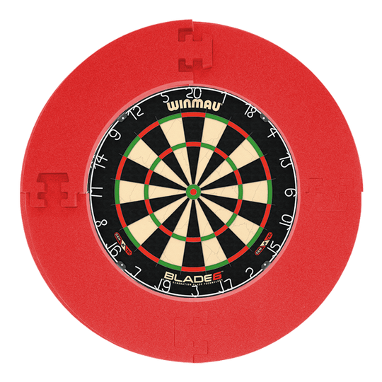 Gezeigt wird das Winmau Blade 6 Bundle mit 12 McDart Steeldarts und einem roten Catchring. Das Bild stellt ein Darts-Set dar.
