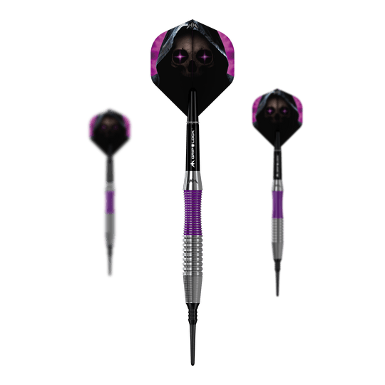 Šipky Mission Phantom Brass Soft - 18g Das Bild zeigt drei Softdarts des Modells "Mission Phantom Brass Softdarts - 18g". Die Darts haben einen silbernen und lila Griff sowie Flights mit einem Totenkopf-Motiv.