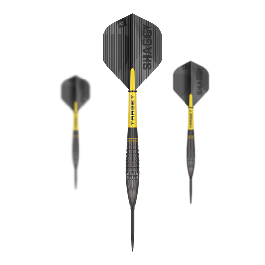 Šipky Target Scott Williams Shaggy Black Swiss Point Steel Das Bild zeigt drei Steeldarts des Modells "Target Scott Williams Shaggy Black Swiss Point". Die Darts sind überwiegend schwarz mit gelben Elementen und haben Flights mit der Aufschrift "SHAGGY".