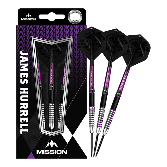 Das Bild zeigt das Produkt "Mission James Hurrell Hillbilly Black Purple Steeldarts" mit drei Darts neben der Verpackung. Die Darts sind schwarz und lila gestaltet und im Karton steht groß der Name "James Hurrell".