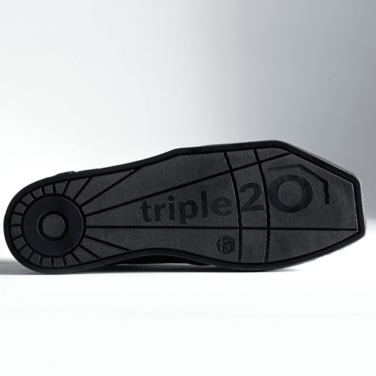 20100006-00_Triple20_Dartschuhe_Leder_Schwarz_6 Die Abbildung zeigt die Sohle des Schuhs "Triple20 Dartschuhe Leder - Schwarz". Auf der schwarzen Sohle ist deutlich das Logo "triple20" zu erkennen.