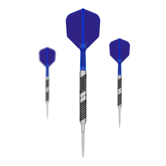 Das Bild zeigt drei Steeldarts mit blauen Flights. Die Darts haben silberne Spitzen und einen geriffelten, schwarz-silbernen Schaft.