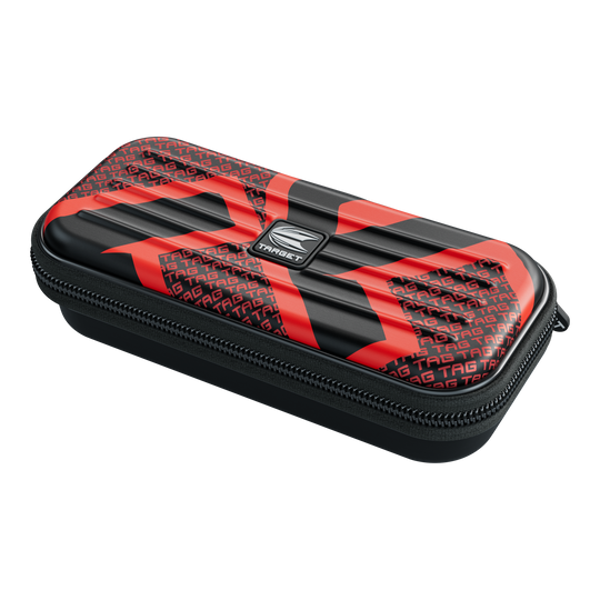 Das Bild zeigt ein schwarzes Etui mit auffälligem roten Muster und dem Wort "TAG" mehrfach darauf. In der Mitte befindet sich ein silbernes Emblem mit dem Schriftzug "TARGET".