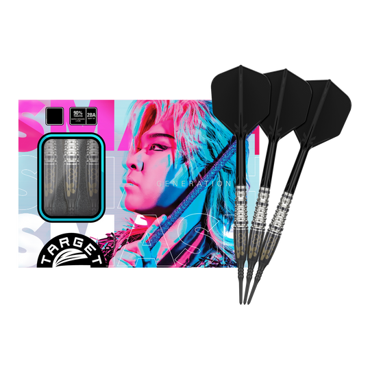 Das Bild zeigt eine Packung "Target Japan Junya Koikawa Charm Smash GEN3 Softdarts - 18g" mit drei Darts. Auf der Verpackung ist ein farbenfrohes Porträt abgebildet.