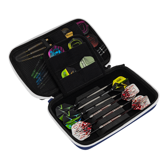 Peněženka na šipky Harrows Smart Case XL Das Bild zeigt ein geöffnetes Dart-Etui mit mehreren Darts und Zubehörteilen. In den Fächern sind verschiedene Flights und Spitzen ordentlich verstaut.