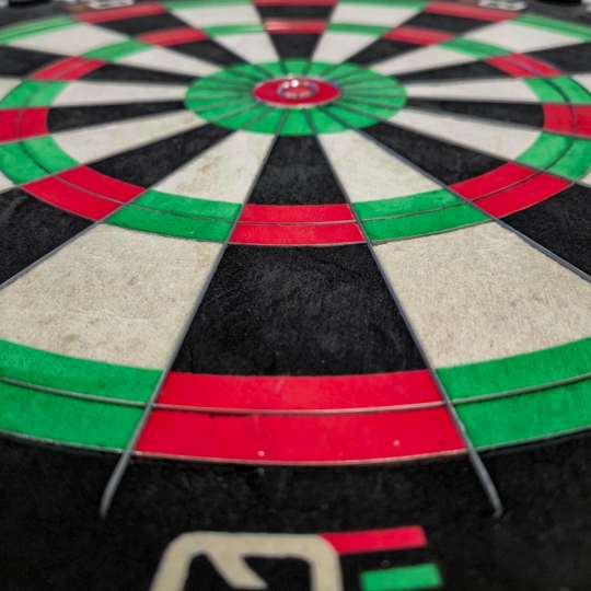 Winmau ekvalizér ocelový terč Das Bild zeigt das Winmau Equalizer Steeldartboard. Es handelt sich um ein Dartboard für Steeldarts.