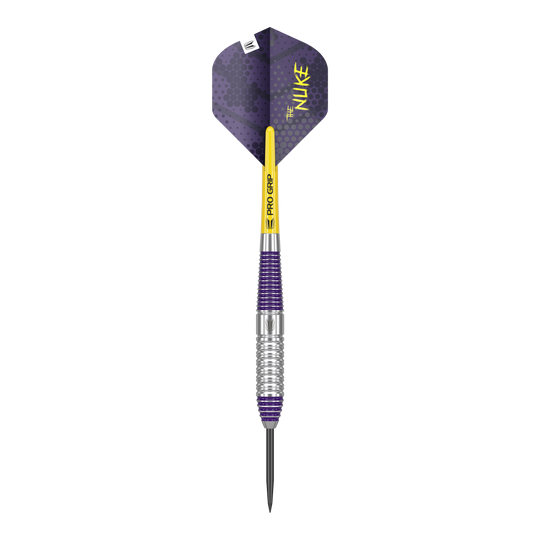 Šipky Target Luke Littler mosazné ocelové - 22g Das Bild zeigt einen Target Luke Littler Brass Steeldart mit einem Gewicht von 22g. Der Dart hat violette und silberne Elemente sowie einen gelben Schaft mit der Aufschrift „PRO GRIP“.