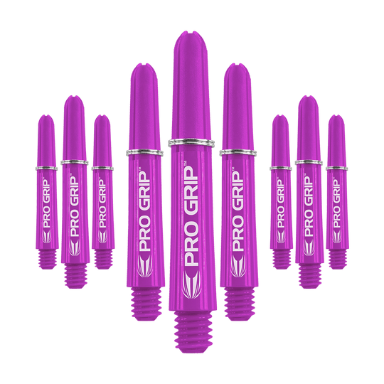 Target Pro Grip Shafts – 3 sady – fialová Das Bild zeigt neun lilafarbene Dartschäfte mit der Aufschrift "PRO GRIP". Sie sind in einer Reihe angeordnet und haben kleine silberne Ringe.