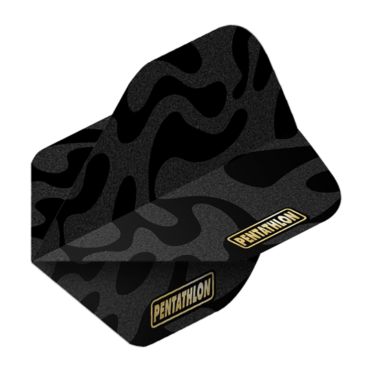 Lety v pětiboji RT Camo Das Bild zeigt das Produkt "Pentathlon RT Camo No2 Standard Flights". Die Flight hat ein schwarzes Camouflage-Muster und das Pentathlon-Logo in Gelb.