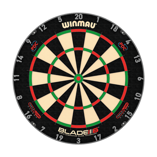 3032_Winmau_Blade_6_TripleCore_Steeldartboard_1_PDC Winmau Blade 6 Triplecore Steeldartboard ist im Bild sichtbar. Die Oberfläche weist viele Segmente auf.