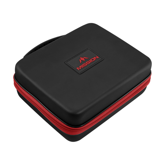 Peněženka Mission Luxor Dart Das Bild zeigt eine schwarze Dart-Tasche mit einem roten Reißverschluss. Auf der Oberseite steht das Wort „MISSION“ in Rot.