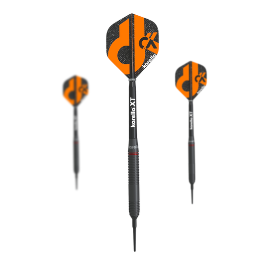 Karella Daniel Klose měkké šipky Das Bild zeigt drei Softdarts der Marke Karella Daniel Klose. Die Darts sind schwarz mit orangefarbenen Flights und haben das Karella-Logo darauf.