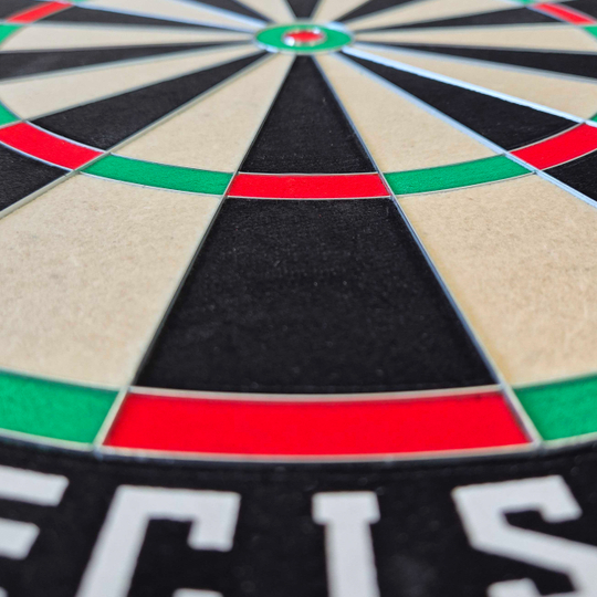 Ocelový terč McDart Precision Das Bild zeigt eine Nahaufnahme eines McDart Precision Steeldartboards. Die farbigen Segmente und die scharf abgegrenzten Felder sind deutlich zu erkennen.