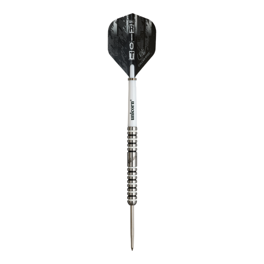 Auf dem Bild ist ein Steeldart der Marke Unicorn zu sehen, Modell "Callan Rydz The Riot Phase 2". Der Dart hat ein schwarzes Flight mit silbernen und weißen Akzenten sowie eine silberne, gerillte Spitze.