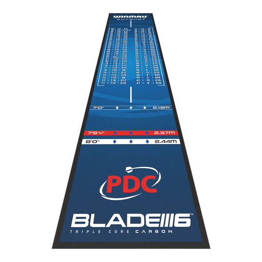 Šipková podložka Winmau Outshot Die Abbildung zeigt die Winmau Outshot Dartmatte 2024 in blauem Design. Auf der Matte sind verschiedene Abwurflinien, Checkout-Tabelle und das PDC-Logo abgebildet.