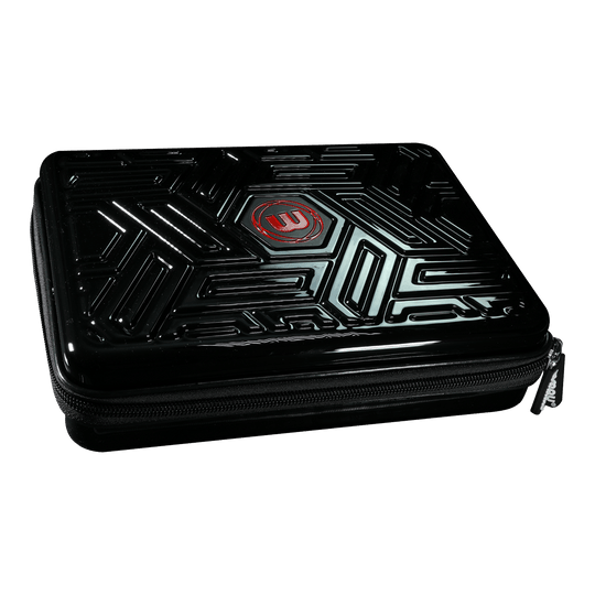 Winmau Armor G4 Dartwallet Das Bild zeigt ein schwarzes Dart-Etui mit einem glänzenden, geometrischen Muster auf der Oberfläche. In der Mitte befindet sich ein rotes Winmau-Logo.