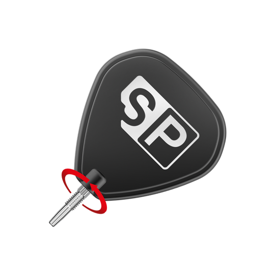 Špičky na šipky Target Swiss Point Chrono - stříbrné Das Bild zeigt eine schwarze Dartflügel mit den weißen Buchstaben "SP" darauf. An der Unterseite ist eine silberne Dartspitze zu sehen, die mit einem roten Pfeil markiert ist.