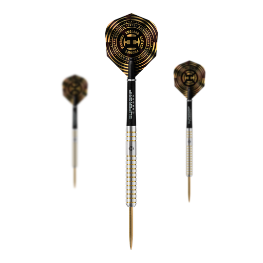 Auf dem Bild sind drei Steeldarts mit silbernem Schaft und gold-schwarzen Flights zu sehen. In der Mitte steht ein Dart, auf dessen Flight das Logo zum Jubiläum der Marke Harrows abgebildet ist.