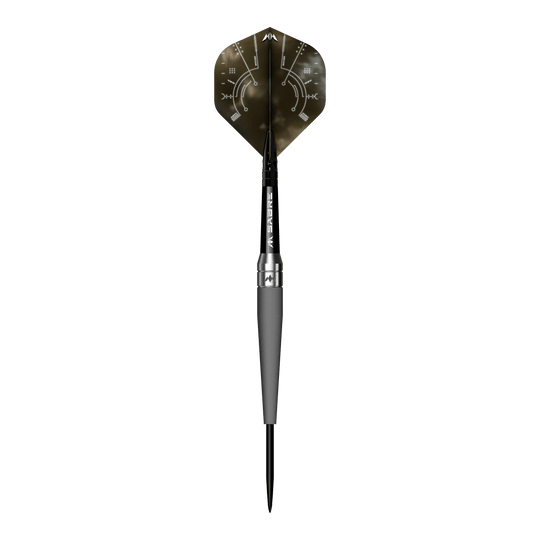 Ocelové šipky Mission Saturn Titan Das Bild zeigt einen einzelnen Steeldart mit dem Namen "Mission Saturn Titan Steeldarts". Der Dartpfeil hat ein dunkles Design mit metallischen und grafischen Elementen auf der Flugfeder.