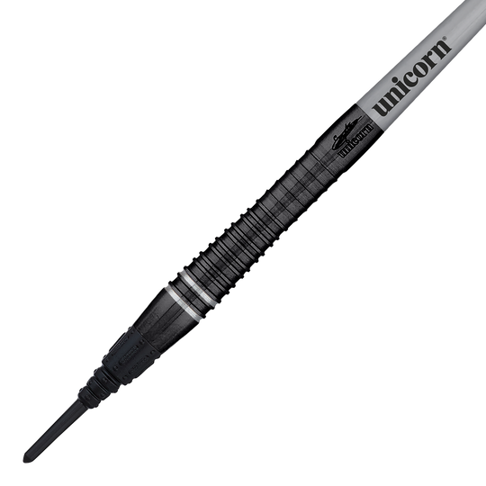 Šipky Unicorn World Champion Gary Anderson Noir Phase 6 Soft Das Bild zeigt einen Unicorn World Champion Gary Anderson Noir Phase 6 Softdart. Der Dart hat ein elegantes, schwarzes Design mit dem Aufdruck "unicorn" auf dem Schaft.