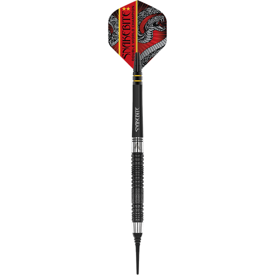 Dies ist ein schwarzer Softdart der Marke Red Dragon, Modell "Peter Wright Double World Champion SE" mit 20g Gewicht. Auf dem Flight steht "Snakebite Double World Champion" und es ist ein Schlangenmuster abgebildet.
