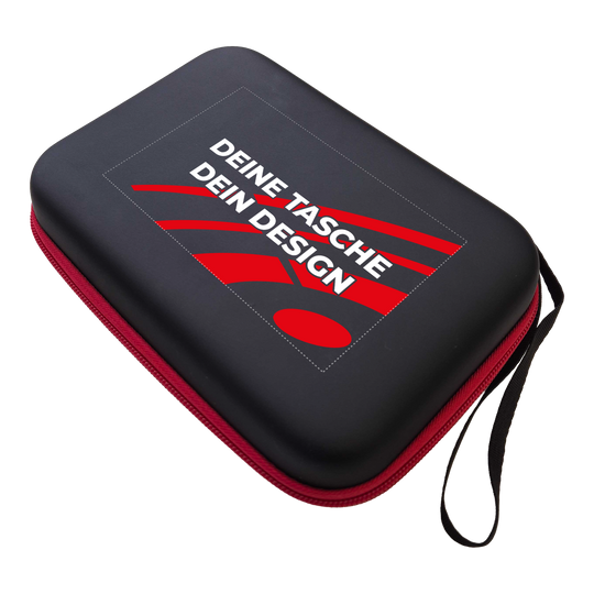 Pouzdro na šipky System-4 s vaším designem Abgebildet ist ein schwarzes Dartcase des Modells System 4. Das Etui eignet sich zur Aufbewahrung von Dartpfeilen und Zubehör.