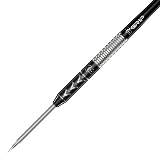 Bulls Challenger Arno Merk ocelové šipky - 22g Das Bild zeigt einen Bulls Challenger Arno Merk Steeldart mit einem Gewicht von 22g. Der Dartpfeil hat ein silber-schwarzes Design mit markanten Rillen und einem spitzen Metallende.