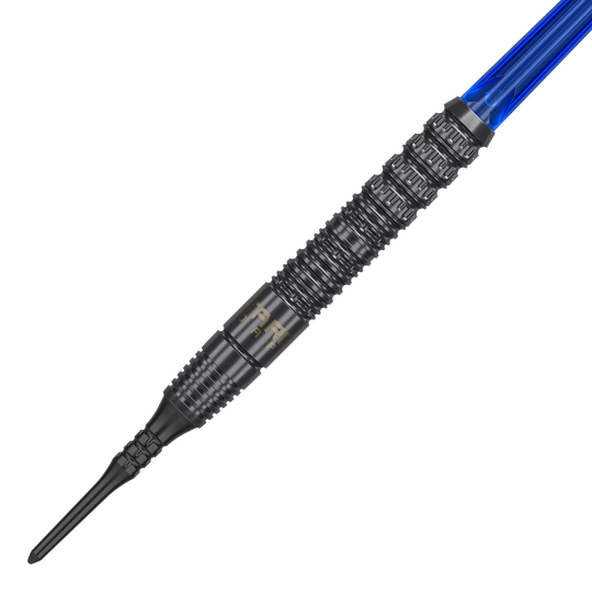 Dies ist ein Softdart namens "Target Japan Toru Suzuki Sereno GEN1 Max Softdarts - 21g". Der Dart hat ein schwarzes, strukturiertes Barrel und einen blauen Schaft.