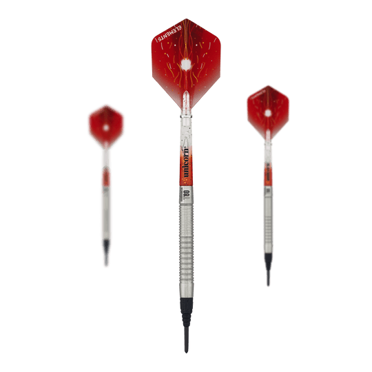 Šipky Unicorn Core XL Striker Style 1 Soft - 19g Das Bild zeigt drei Softdarts des Modells "Unicorn Core XL Striker Style 1" mit einem Gewicht von 19g. Die Flights der Darts sind rot mit einem Blitzdesign, und die Schäfte sind silbern.